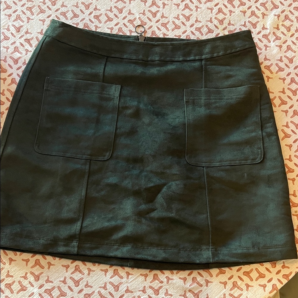 Green skirt with Front Pockets